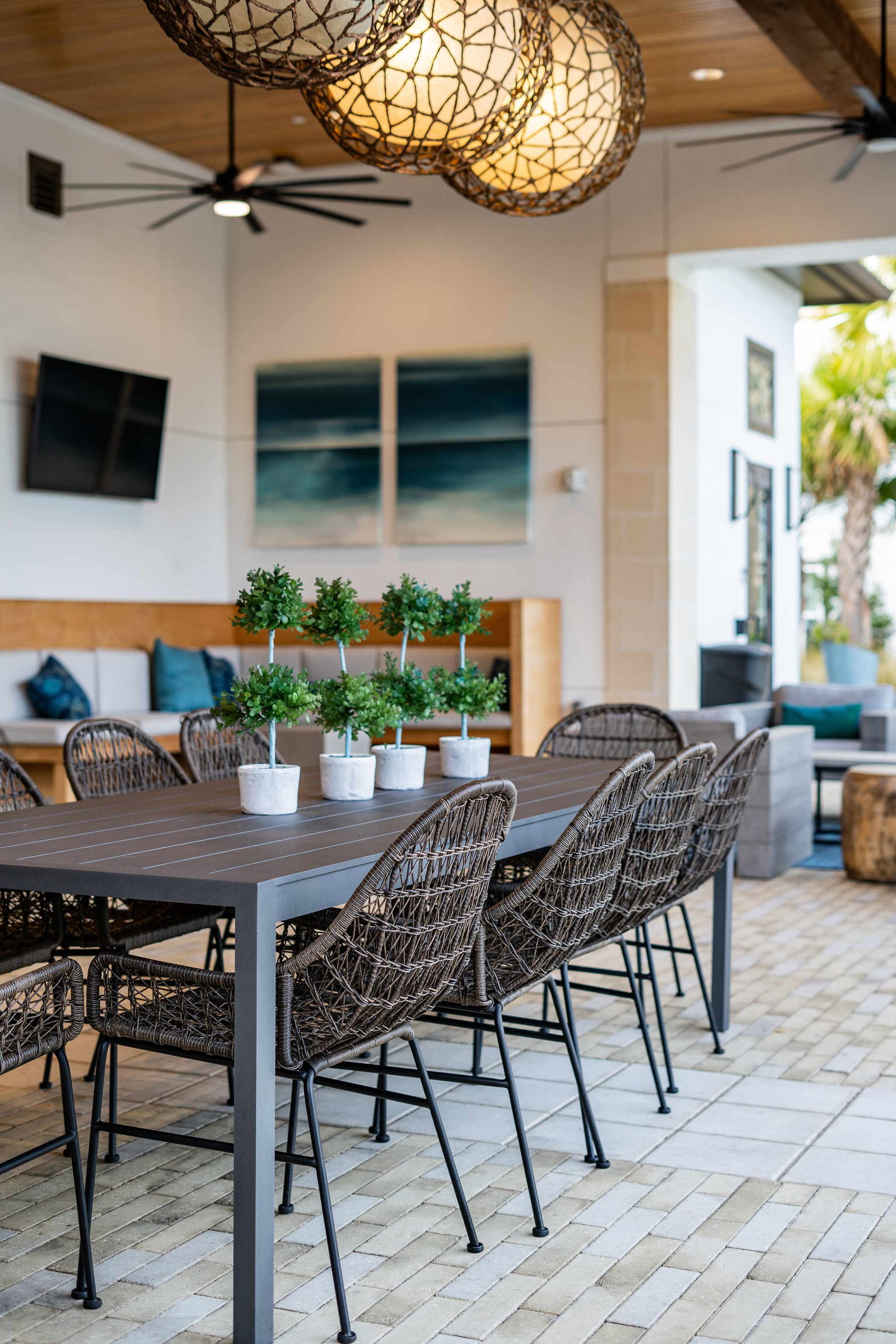 Eco cooling - living room with ceiling fan