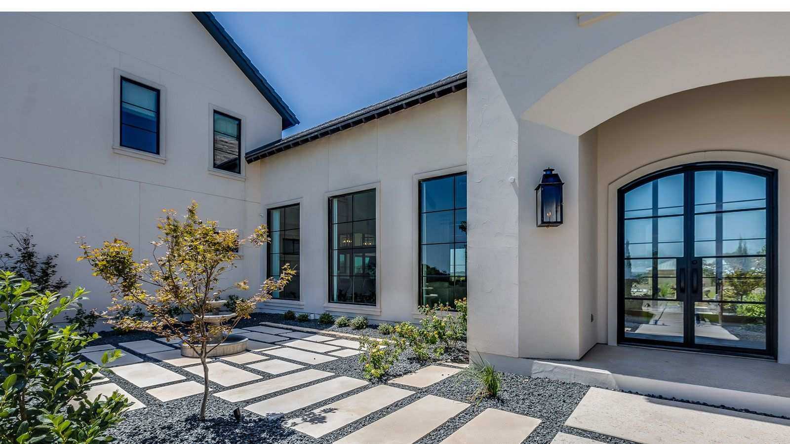 Front yard paving ideas – 10 expert suggestions to elevate your design with a professional-looking touch